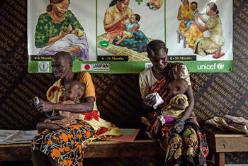 Δύο γυναίκες κρατούν στην αγκαλιά τους το μωρό τους